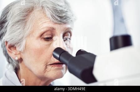 Reife Frau, Wissenschaftlerin und Forschung mit Mikroskop im Labor zur medizinischen Untersuchung oder Inspektion. Frau, Arzt oder Biologin mit Stockfoto