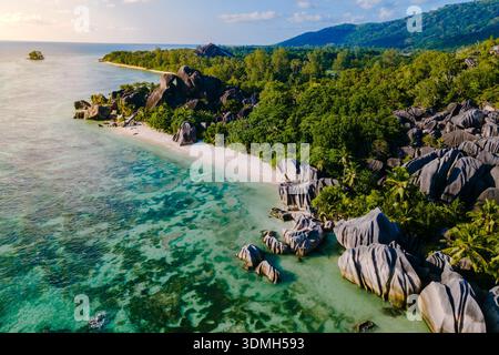 Goldener Sand trifft auf kristallklares Wasser am Strand von Anse Source d'Argent. Üppiges Grün und einzigartige Felsformationen schaffen ein atemberaubendes tropisches Paradies, La Stockfoto