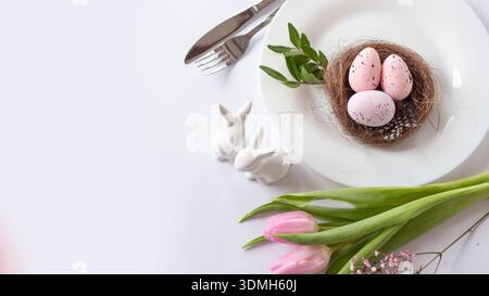 Traditioneller Osterkuchen mit Glasur, Hase und Eiern, Happy Easter Konzept Stockfoto