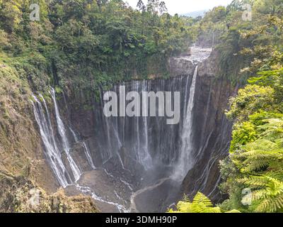 Blick von oben, atemberaubende Aussicht auf die Tumpak Sewu Wasserfälle, auch bekannt als Coban Sewu in Ost-Java, Lumajang, Indonesien. Stockfoto