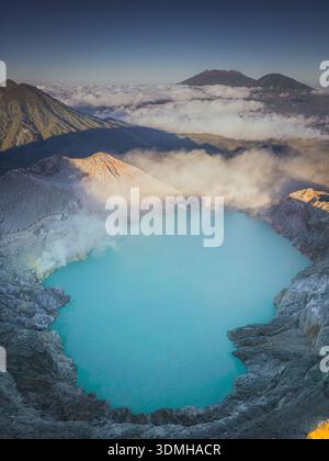 Luftaufnahme des Kawah Ijen Säure-Kratersees. Attraktionen in Indonesien. Stockfoto
