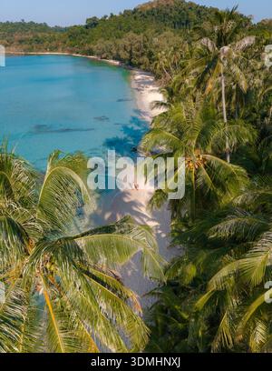 Goldener Sand und klares türkisfarbenes Wasser schaffen eine malerische Szene am Takhian Beach, Koh Kood. Palmen wiegen sanft in der Brise und laden zur Ruhe ein Stockfoto