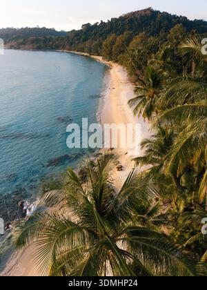 Erleben Sie den ruhigen Charme des Takhian Beach in Koh Kood, Thailand. Die sanfte Sandküste ist von üppigen Palmen gesäumt, was einen idyllischen Ort für Rela schafft Stockfoto