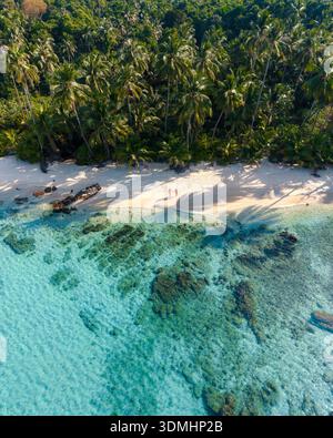 Erleben Sie die ruhige Schönheit des Takhian Beach in Koh Kood, Thailand, wo türkisfarbenes Wasser auf weiße Sandstrände trifft. Perfekt für einen tropischen Urlaub Stockfoto