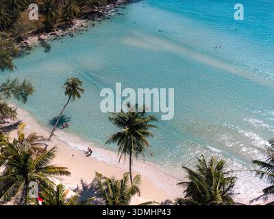 Erleben Sie die Ruhe des Khlong hin Beach in Koh Kood, Thailand, wo weicher weißer Sand auf kristallklares Wasser unter der hellen Sonne trifft, perfekt für Stockfoto