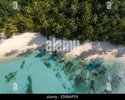 Erleben Sie das Paradies am Takhian Beach auf Koh Kood Thailand, wo kristallklares Wasser auf weiche Sandstrände trifft. Üppige Palmen schwanken sanft in der Wärme Stockfoto