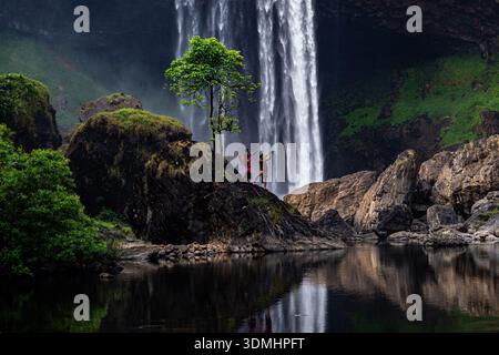 K50 Wasserfall im Naturschutzgebiet Kon Chu Rang, Gia Lai, Vietnam – Tag und Nacht Stockfoto