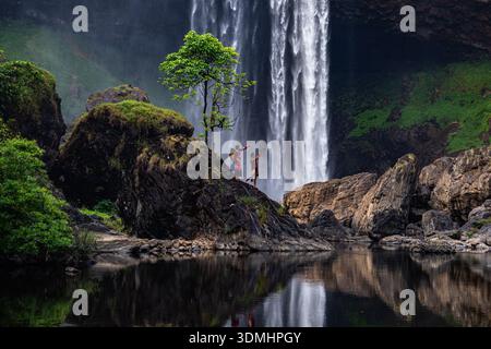 K50 Wasserfall im Naturschutzgebiet Kon Chu Rang, Gia Lai, Vietnam – Tag und Nacht Stockfoto