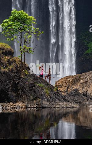 K50 Wasserfall im Naturschutzgebiet Kon Chu Rang, Gia Lai, Vietnam – Tag und Nacht Stockfoto