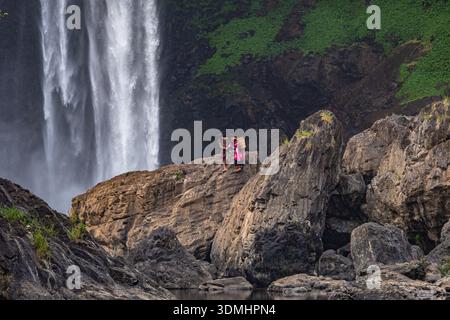 K50 Wasserfall im Naturschutzgebiet Kon Chu Rang, Gia Lai, Vietnam – Tag und Nacht Stockfoto