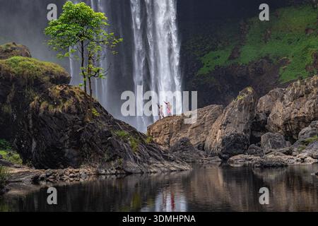 K50 Wasserfall im Naturschutzgebiet Kon Chu Rang, Gia Lai, Vietnam – Tag und Nacht Stockfoto
