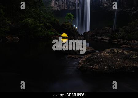 K50 Wasserfall im Naturschutzgebiet Kon Chu Rang, Gia Lai, Vietnam – Tag und Nacht Stockfoto