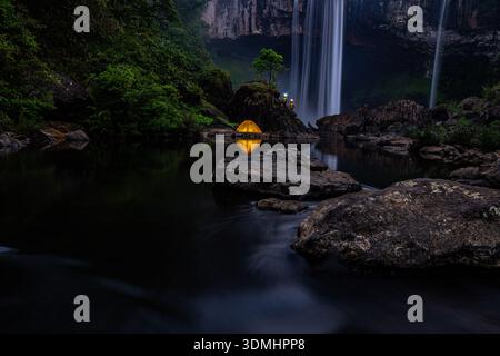 K50 Wasserfall im Naturschutzgebiet Kon Chu Rang, Gia Lai, Vietnam – Tag und Nacht Stockfoto