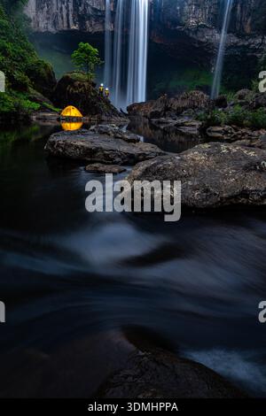 K50 Wasserfall im Naturschutzgebiet Kon Chu Rang, Gia Lai, Vietnam – Tag und Nacht Stockfoto