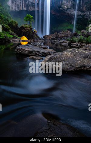 K50 Wasserfall im Naturschutzgebiet Kon Chu Rang, Gia Lai, Vietnam – Tag und Nacht Stockfoto
