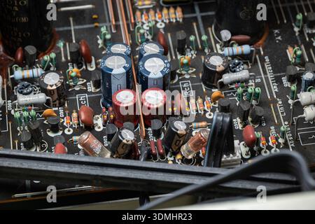 Innenansicht komplexer elektronischer Leiterplatten. Top-down, Nahaufnahme, alte Verstärkerplatine Stockfoto
