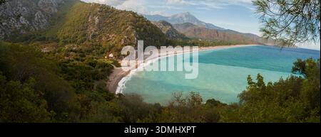Panoramablick auf den Strand von Olympos von oben. Türkiye's Mittelmeerküste. Antalya Stadt, Türkiye Stockfoto