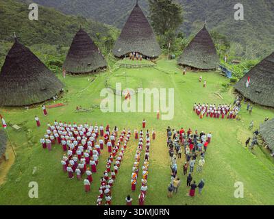 Aus der Vogelperspektive der Einwohner des WAE Rebo Village, die den indonesischen Unabhängigkeitstag feiern und traditionelle Kleidung in East Nusa Tenggara, Flores, tragen Stockfoto