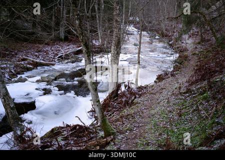 Olterudelva River bei Toten, Norwegen, im Dezember 2025. Stockfoto