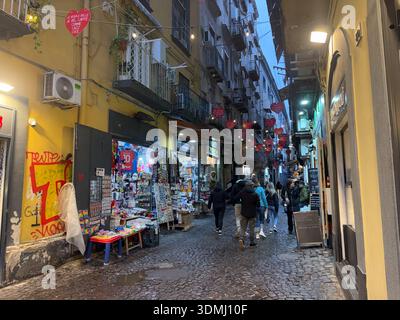 Enge Kopfsteinpflasterstraße in Neapel (Neapel), Italien, charakteristisch für das historische Zentrum (Centro Storico). Souvenirläden säumen die alten Pas Stockfoto
