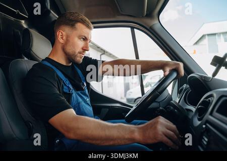 Innerhalb des Busses mit dem Lieferdienstmann in Uniform. Stockfoto