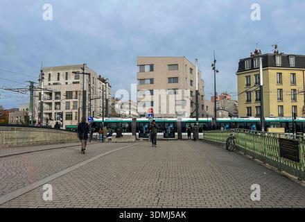 Saint Denis, Frankreich, IDF, Straßenszenen, Weitwinkelansicht, Stadtzentrum, Mehrfamilienhaus, Fronten Stockfoto