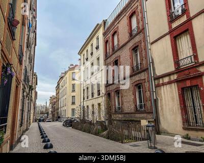 Saint Denis, Frankreich, IDF (93) IDF, Straßenszenen, Weitwinkelansicht, Stadtzentrum, Mehrfamilienwohnhäuser, Fassaden, altes urbanes Kleinwohnungsgebäude Stockfoto