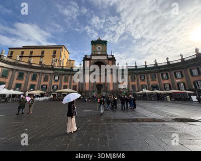 Piazza Dante, Piazza Dante. Großer halbrunder öffentlicher Platz in Neapel, Kampanien, Italien. Neoklassizistische Architektur umgibt den zentralen Raum. Stockfoto