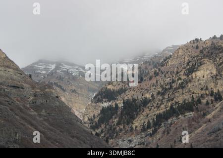 Nebel Über Den Geschichteten Mountain Canyon Stockfoto