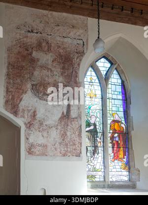 Mittelalterliches Wandgemälde von St. Christopher mit dem Christuskind, Kirche St. Maria, Martlesham, Suffolk, England, Großbritannien Stockfoto