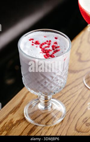Alkoholischer Cocktail mit Heidelbeeren und Milch Stockfoto