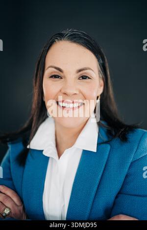 Professionelle Geschäftsfrau, die selbstbewusst lächelt Stockfoto