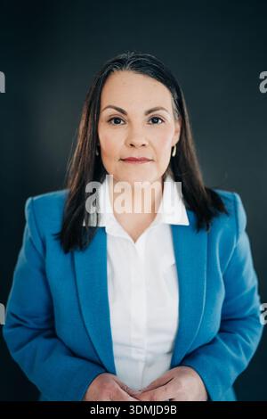 Selbstbewusste reife Frau mit blauem Blazer-Porträt Stockfoto