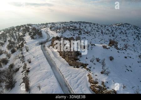 Duhok, Irak. Februar 2026. (ANMERKUNG DER REDAKTION: Bild mit Drohne aufgenommen) eine Luftaufnahme des schneebedeckten Gara-Gebirges. Das Gara-Gebirge das höchste Gebirge erhebt sich etwa 2.151 Meter über dem Meeresspiegel und liegt etwa 60 Kilometer nördlich der Stadt in der Region Kurdistan. Quelle: SOPA Images Limited/Alamy Live News Stockfoto