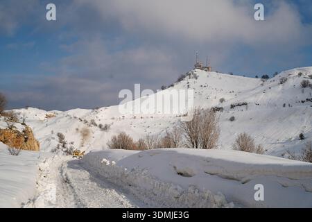 Duhok, Irak. Februar 2026. Ein allgemeiner Blick auf die schneebedeckte Gara-Bergkette. Das Gara-Gebirge das höchste Gebirge erhebt sich etwa 2.151 Meter über dem Meeresspiegel und liegt etwa 60 Kilometer nördlich der Stadt in der Region Kurdistan. Quelle: SOPA Images Limited/Alamy Live News Stockfoto