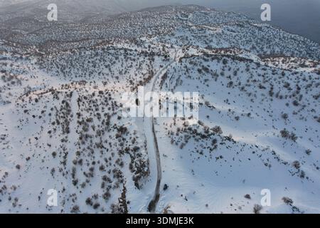 Duhok, Irak. Februar 2026. (ANMERKUNG DER REDAKTION: Bild mit Drohne aufgenommen) eine Luftaufnahme des schneebedeckten Gara-Gebirges. Das Gara-Gebirge das höchste Gebirge erhebt sich etwa 2.151 Meter über dem Meeresspiegel und liegt etwa 60 Kilometer nördlich der Stadt in der Region Kurdistan. Quelle: SOPA Images Limited/Alamy Live News Stockfoto