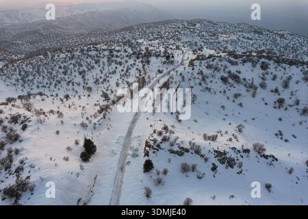 Duhok, Irak. Februar 2026. (ANMERKUNG DER REDAKTION: Bild mit Drohne aufgenommen) eine Luftaufnahme des schneebedeckten Gara-Gebirges. Das Gara-Gebirge das höchste Gebirge erhebt sich etwa 2.151 Meter über dem Meeresspiegel und liegt etwa 60 Kilometer nördlich der Stadt in der Region Kurdistan. Quelle: SOPA Images Limited/Alamy Live News Stockfoto