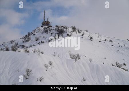 Duhok, Irak. Februar 2026. Ein allgemeiner Blick auf den schneebedeckten Gipfel des Gara Berges. Das Gara-Gebirge das höchste Gebirge erhebt sich etwa 2.151 Meter über dem Meeresspiegel und liegt etwa 60 Kilometer nördlich der Stadt in der Region Kurdistan. Quelle: SOPA Images Limited/Alamy Live News Stockfoto