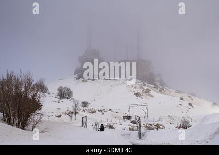 Duhok, Irak. Februar 2026. Ein allgemeiner Blick auf den schneebedeckten Gipfel des Gara Berges. Das Gara-Gebirge das höchste Gebirge erhebt sich etwa 2.151 Meter über dem Meeresspiegel und liegt etwa 60 Kilometer nördlich der Stadt in der Region Kurdistan. Quelle: SOPA Images Limited/Alamy Live News Stockfoto