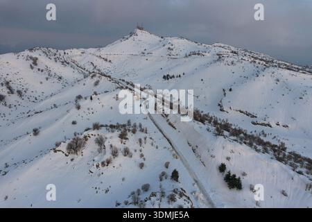 Duhok, Irak. Februar 2026. (ANMERKUNG DER REDAKTION: Bild mit Drohne aufgenommen) eine Luftaufnahme des schneebedeckten Gara-Gebirges. Das Gara-Gebirge das höchste Gebirge erhebt sich etwa 2.151 Meter über dem Meeresspiegel und liegt etwa 60 Kilometer nördlich der Stadt in der Region Kurdistan. Quelle: SOPA Images Limited/Alamy Live News Stockfoto