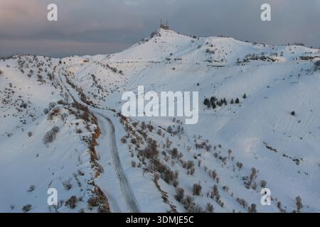 Duhok, Irak. Februar 2026. (ANMERKUNG DER REDAKTION: Bild mit Drohne aufgenommen) eine Luftaufnahme des schneebedeckten Gara-Gebirges. Das Gara-Gebirge das höchste Gebirge erhebt sich etwa 2.151 Meter über dem Meeresspiegel und liegt etwa 60 Kilometer nördlich der Stadt in der Region Kurdistan. Quelle: SOPA Images Limited/Alamy Live News Stockfoto