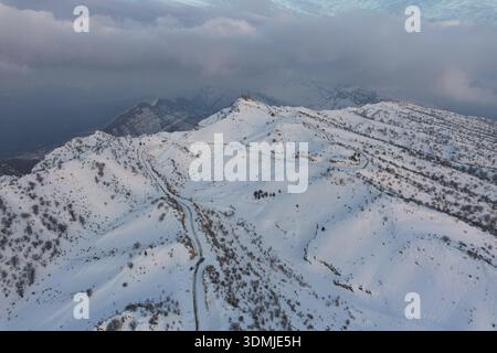 Duhok, Irak. Februar 2026. (ANMERKUNG DER REDAKTION: Bild mit Drohne aufgenommen) eine Luftaufnahme des schneebedeckten Gara-Gebirges. Das Gara-Gebirge das höchste Gebirge erhebt sich etwa 2.151 Meter über dem Meeresspiegel und liegt etwa 60 Kilometer nördlich der Stadt in der Region Kurdistan. Quelle: SOPA Images Limited/Alamy Live News Stockfoto