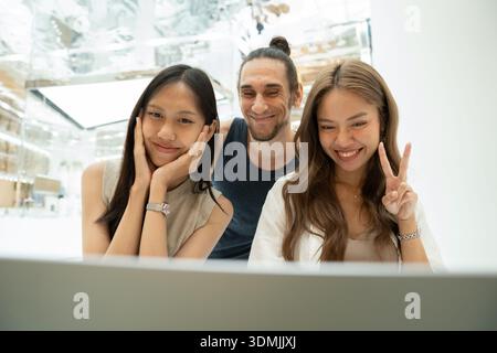 Verschiedene Freunde, die gemeinsam Gruppenaktivitäten genießen und drinnen lächeln Stockfoto