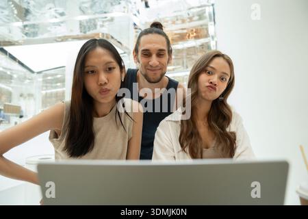 Verschiedene Freunde machen lustige Gesichter Videoanrufe Laptop Stockfoto