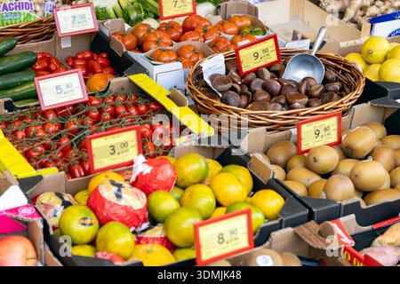 Abano Terme, Italien - 29. Oktober 2025: Frische Produkte auf einem lokalen Straßenmarkt, darunter Tomaten, Kastanien, Kiwis und Zitrusfrüchte Stockfoto