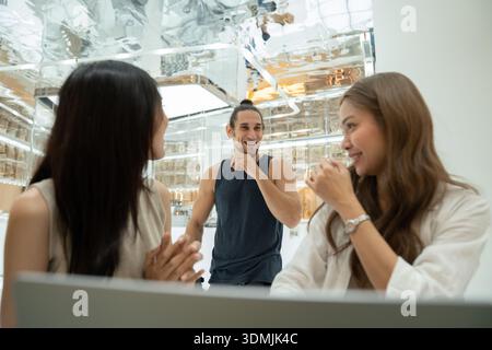 Freunde genießen Unterhaltung und soziale Interaktion in modernen Räumen Stockfoto