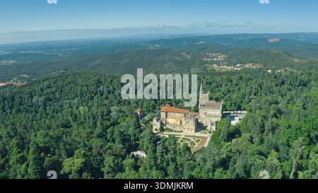 Panoramablick von oben auf das historische Schloss Bussaco in Luso Portugal königliche Residenz im grünen Wald Tal blauer Himmel in den Bergen Stockfoto