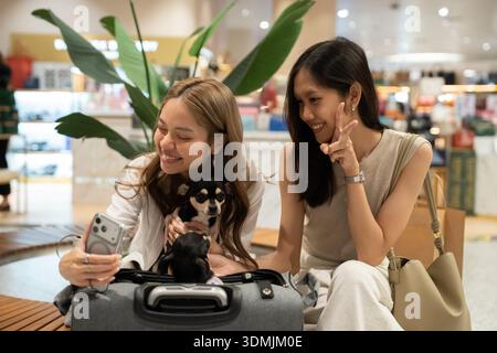 Glückliche junge Frauen, die Selfie mit chihuahua-Welpen machen Stockfoto