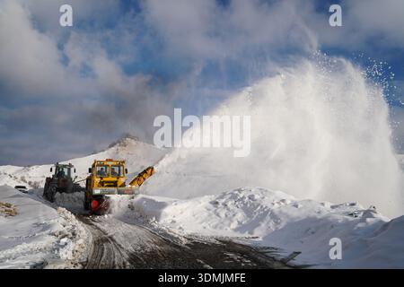 Duhok, Irak. Februar 2026. Ein Planierraupen entfernt Schnee von einer Bergstraße im Gara-Gebirge. Das Gara-Gebirge das höchste Gebirge erhebt sich etwa 2.151 Meter über dem Meeresspiegel und liegt etwa 60 Kilometer nördlich der Stadt in der Region Kurdistan. (Foto: Ismael Adnan/SOPA Images/SIPA USA) Credit: SIPA USA/Alamy Live News Stockfoto