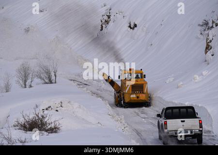 Duhok, Irak. Februar 2026. Ein Planierraupen entfernt Schnee von einer Bergstraße im Gara-Gebirge. Das Gara-Gebirge das höchste Gebirge erhebt sich etwa 2.151 Meter über dem Meeresspiegel und liegt etwa 60 Kilometer nördlich der Stadt in der Region Kurdistan. (Foto: Ismael Adnan/SOPA Images/SIPA USA) Credit: SIPA USA/Alamy Live News Stockfoto